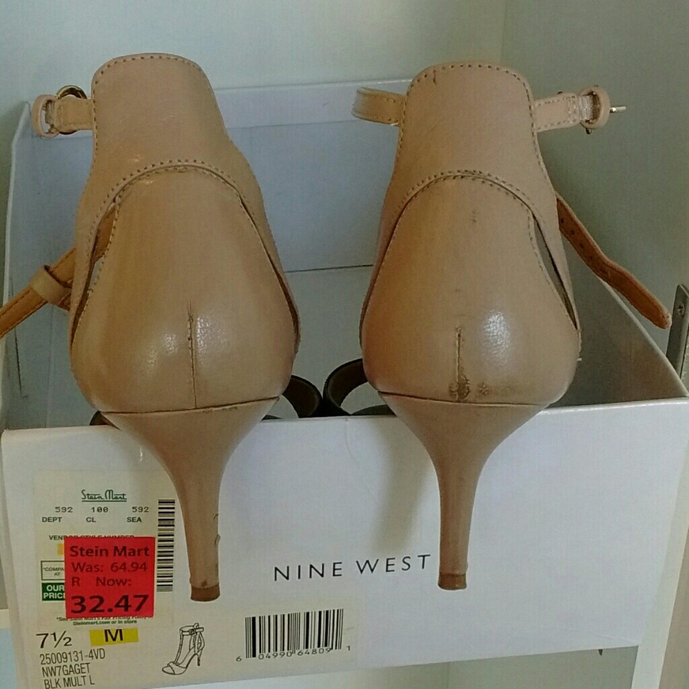 Shoe's - Picture 2 of 2